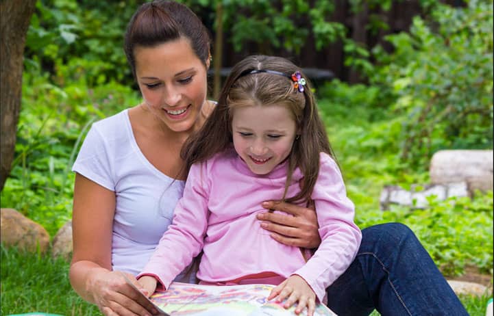 madre-hija-leyendo-aprendiendo-C