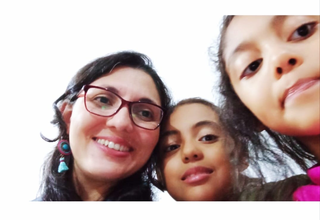 Marcela Rincón (Colombia), madre de Valeria de 10 años y Milena de 7 años, quienes estudian en el colegio.